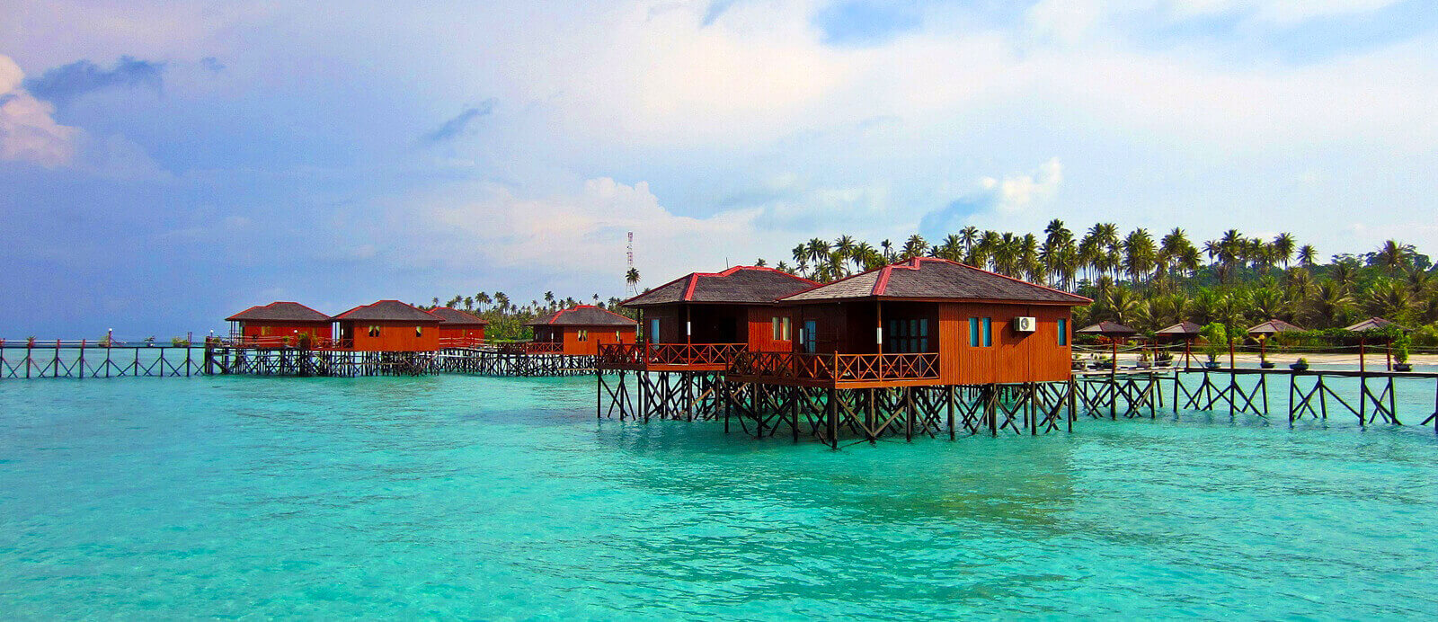 Menjelajah Pulau Derawan? Ini 5 Aktivitas Seru yang Bisa Lo Lakukan